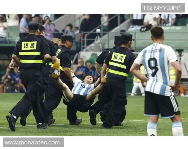 北京与天津球迷激情对抗赛揭幕球场内外的热血与友谊交织